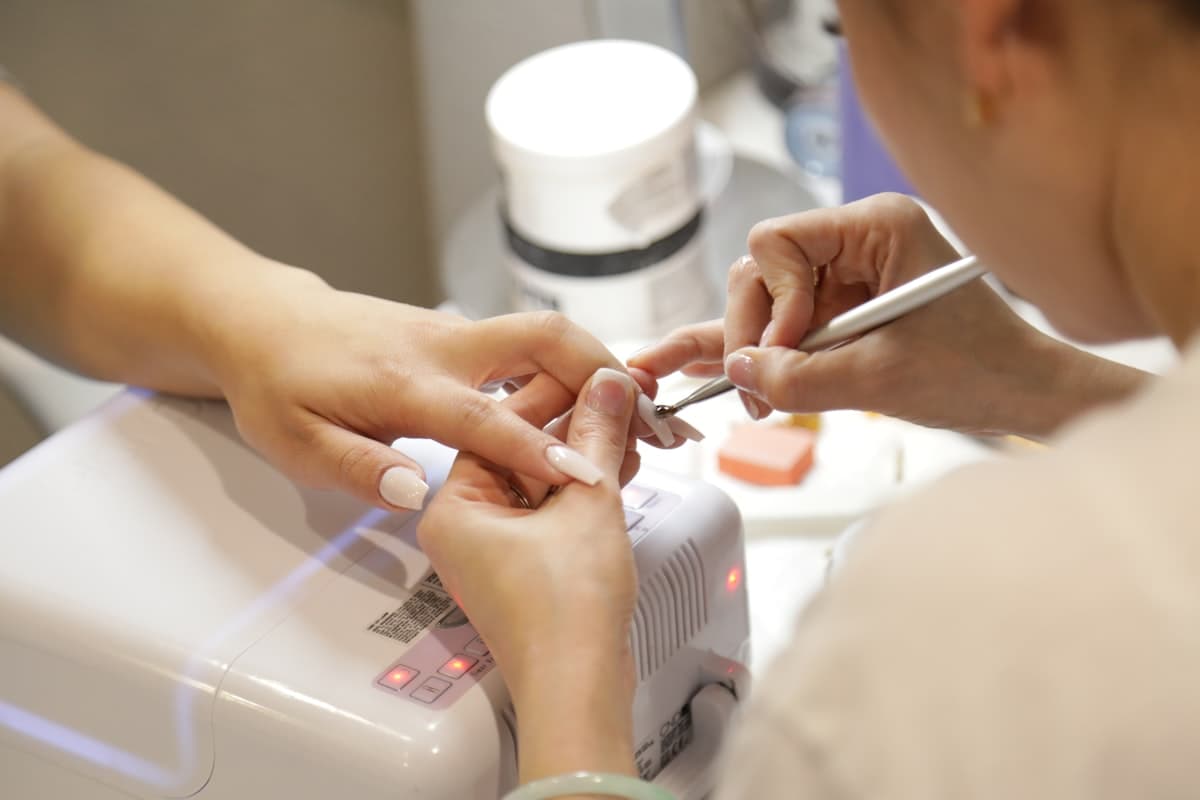 Chăm chút từng móng tay cho khách tại tiệm nail